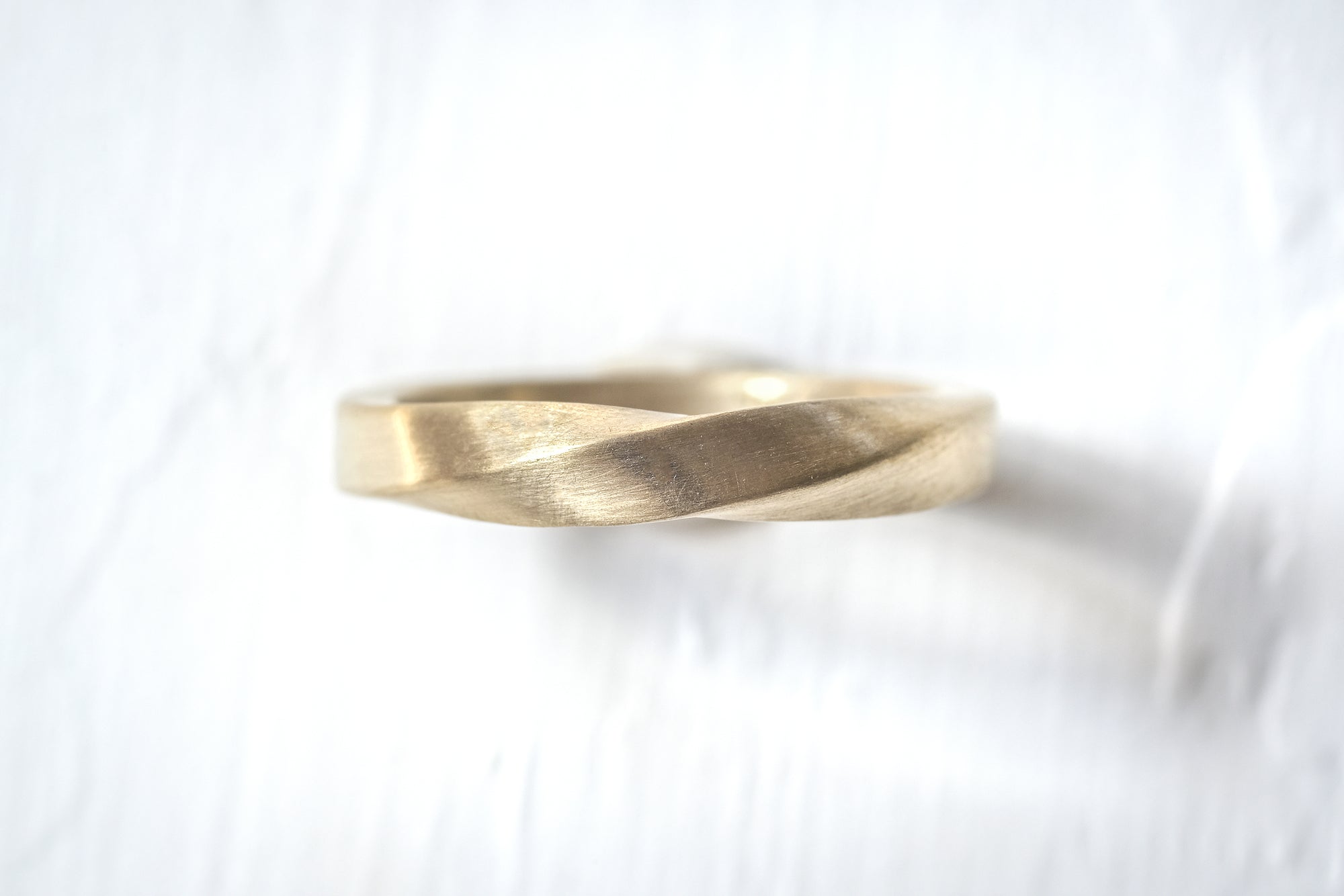 טבעת נישואין זהב עיצוב מוביוס 3 מ"מ בגימור מט
