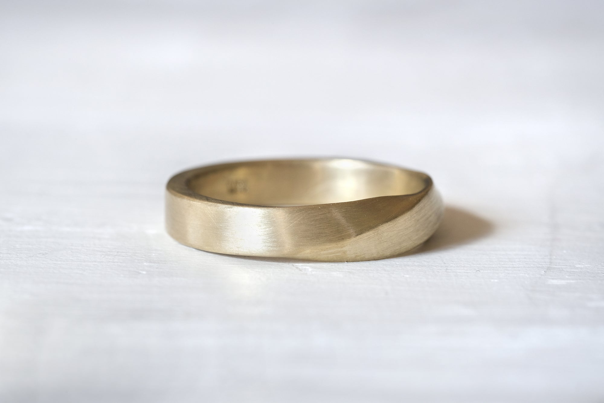 טבעת נישואין זהב עיצוב מוביוס 4 מ"מ בגימור מט