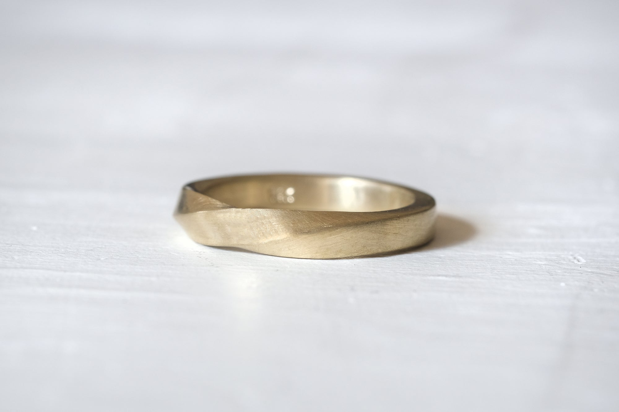 טבעת נישואין זהב עיצוב מוביוס 3 מ"מ בגימור מט