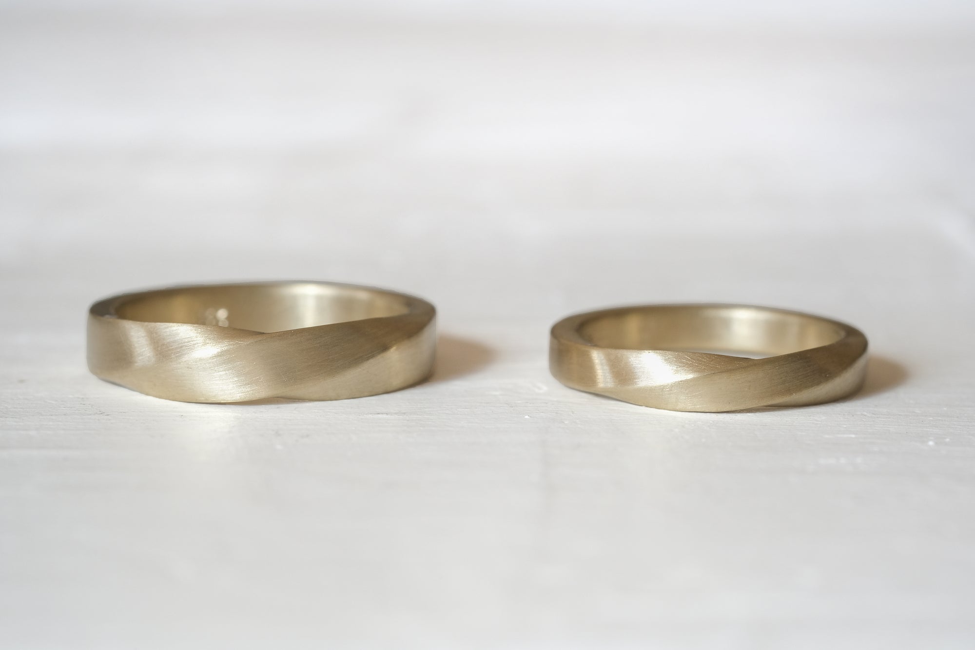 טבעת נישואין זהב עיצוב מוביוס 4 מ"מ בגימור מט