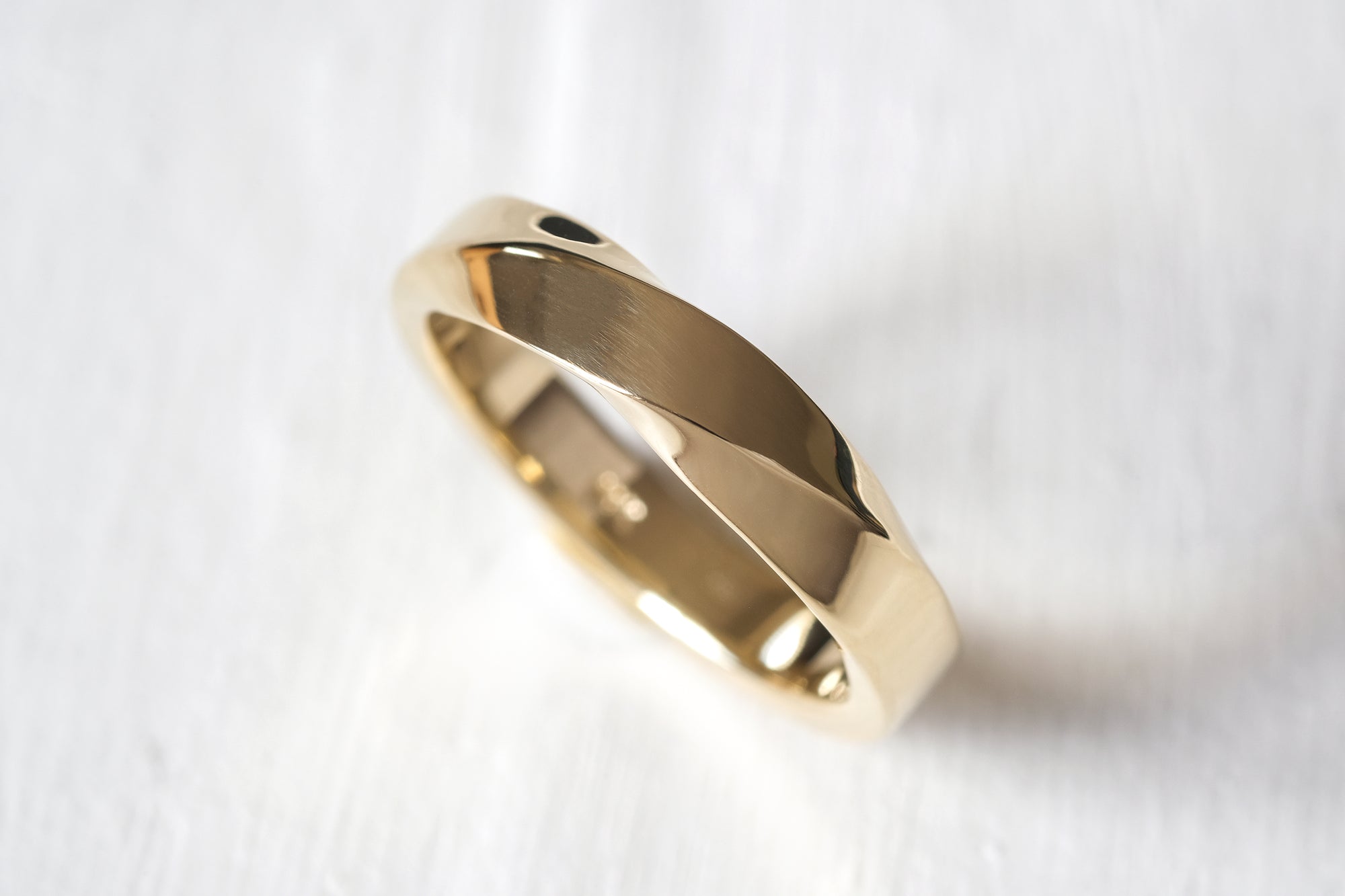 טבעת נישואין זהב עיצוב מוביוס 4 מ"מ בגימור מבריק