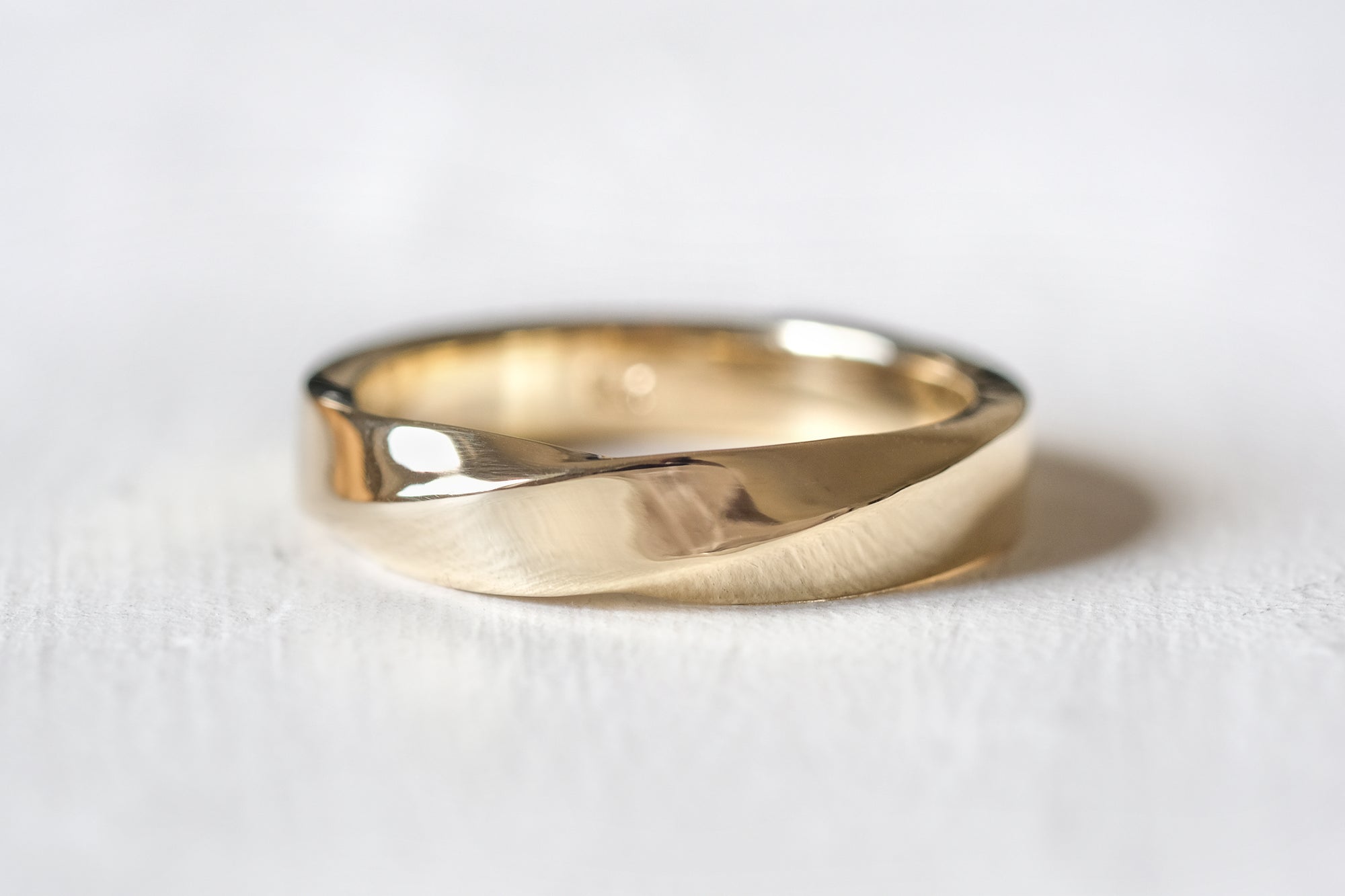 טבעת נישואין זהב עיצוב מוביוס 4 מ"מ בגימור מבריק
