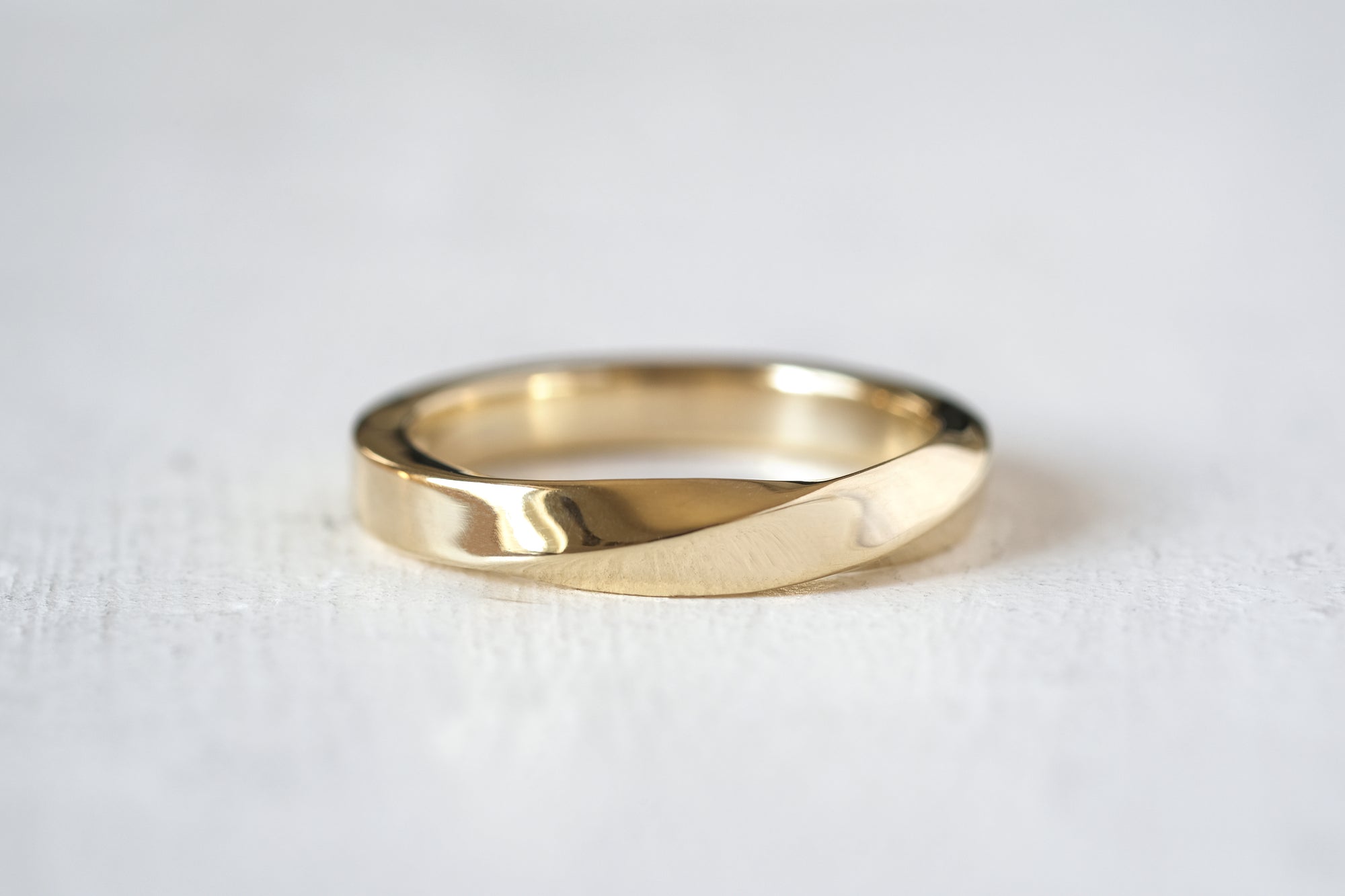 טבעת נישואין זהב עיצוב מוביוס 3 מ"מ בגימור מבריק