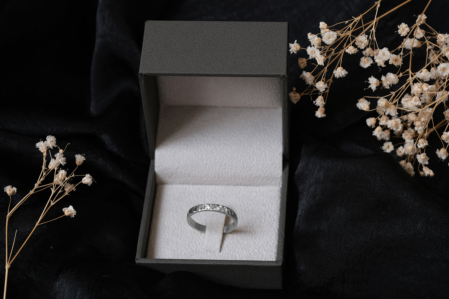 טבעת נישואין זהב לבן מרוקעת