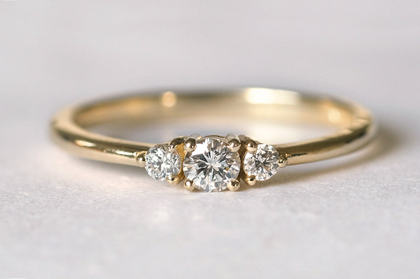 טבעת אירוסין זהב קלאסית משובצת בשלושה יהלומים