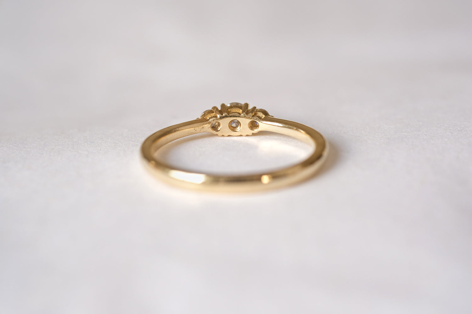 טבעת אירוסין זהב קלאסית משובצת בשלושה יהלומים