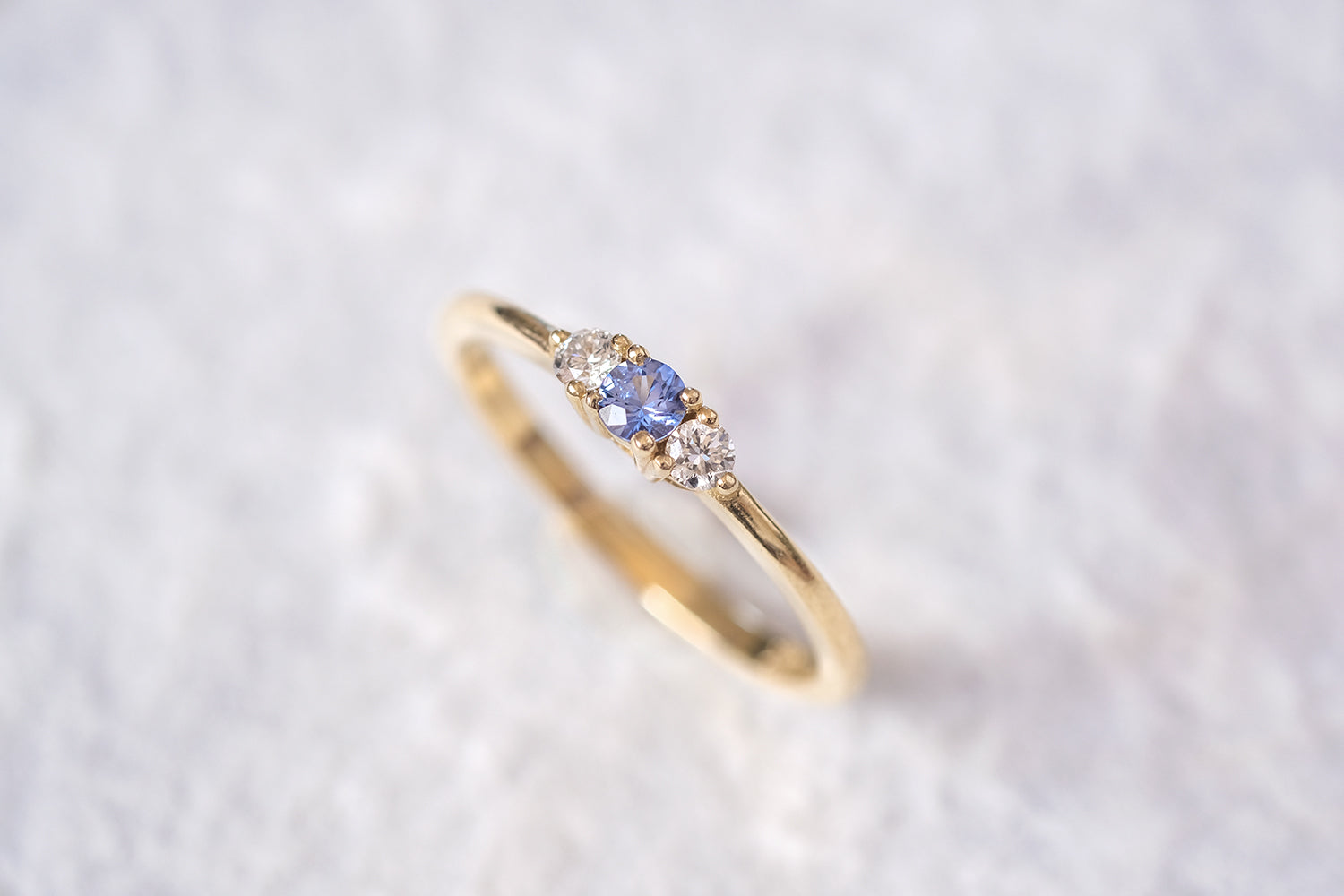 טבעת אירוסין זהב משובצת אבן ספיר ושני יהלומים