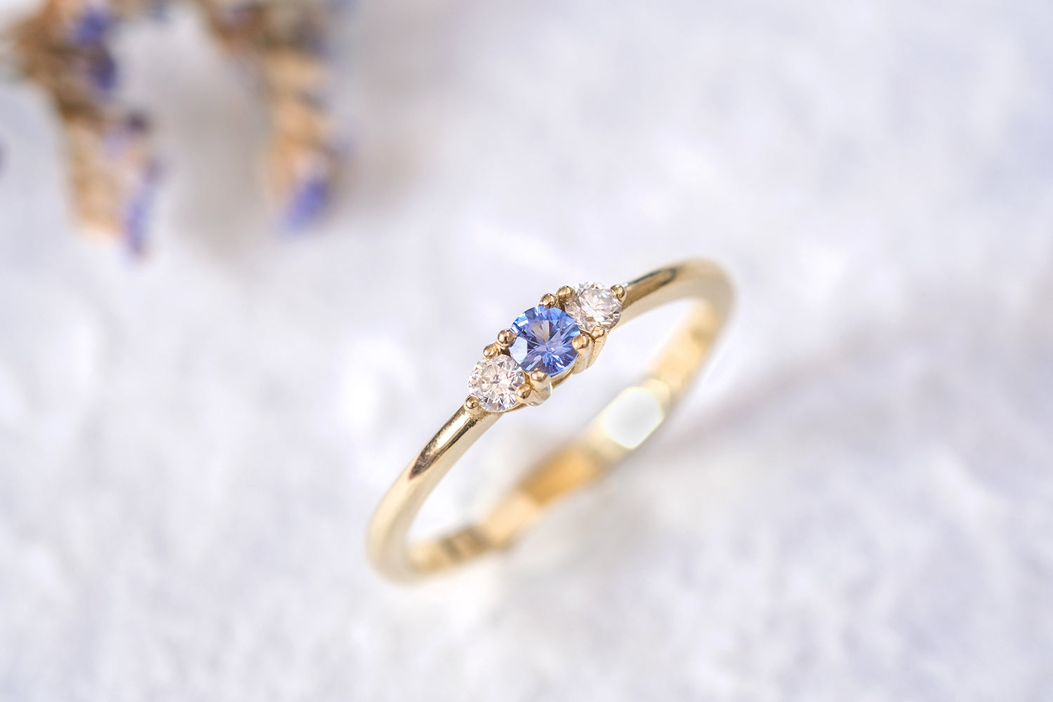 טבעת אירוסין זהב משובצת אבן ספיר ושני יהלומים