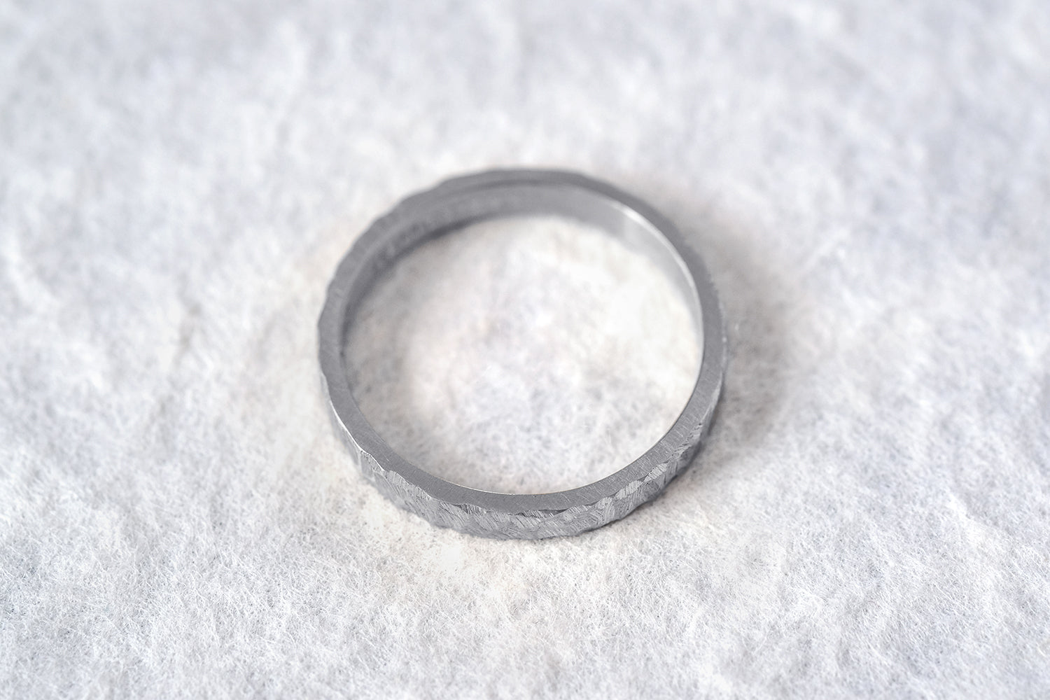 טבעת נישואין זהב לבן מרוקעת