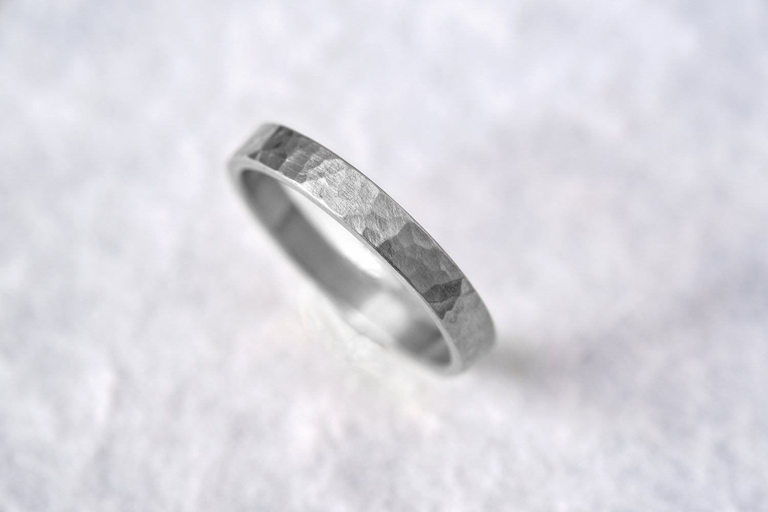 טבעת נישואין זהב לבן בריקוע עדין