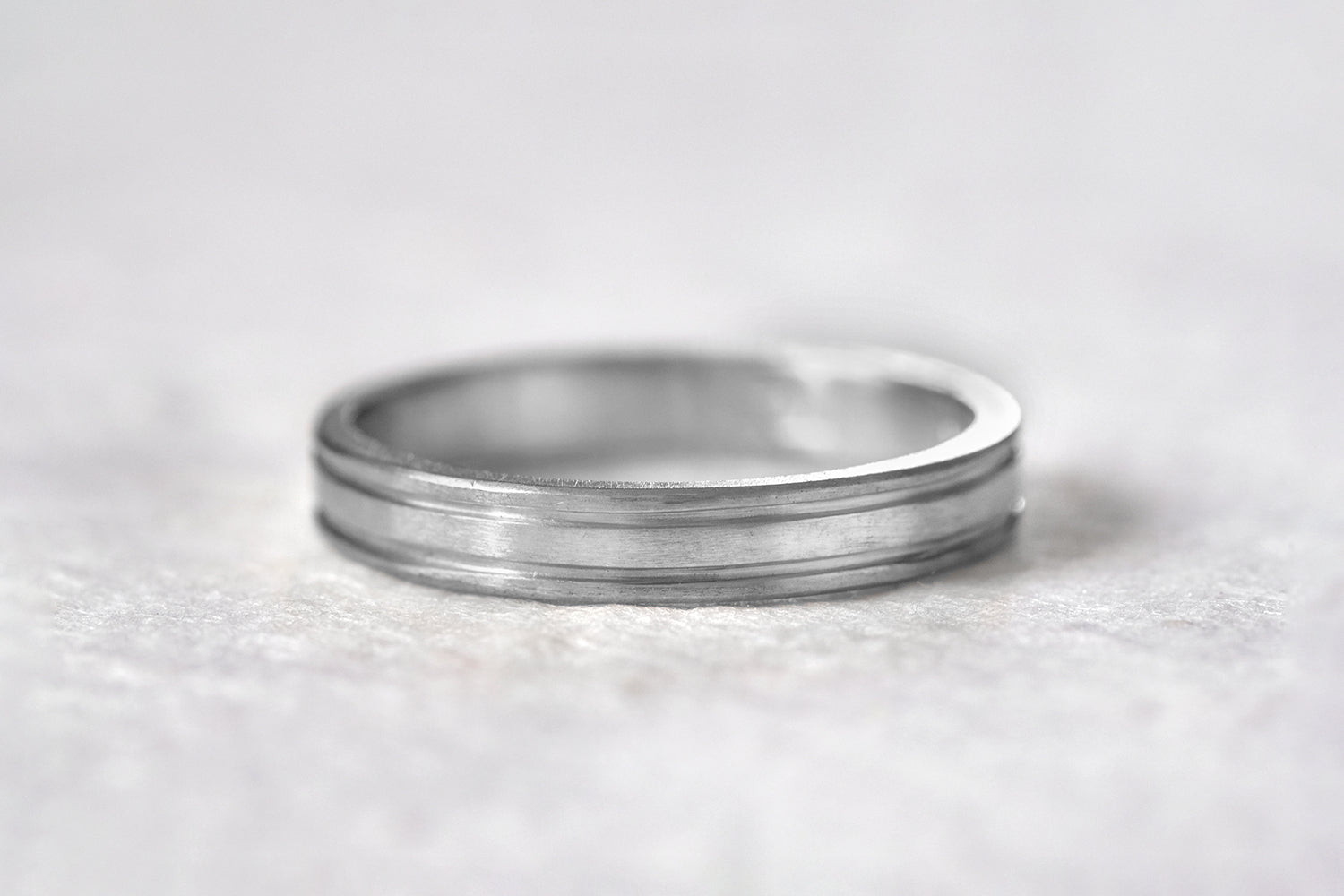 טבעת נישואין זהב לבן שני פסים