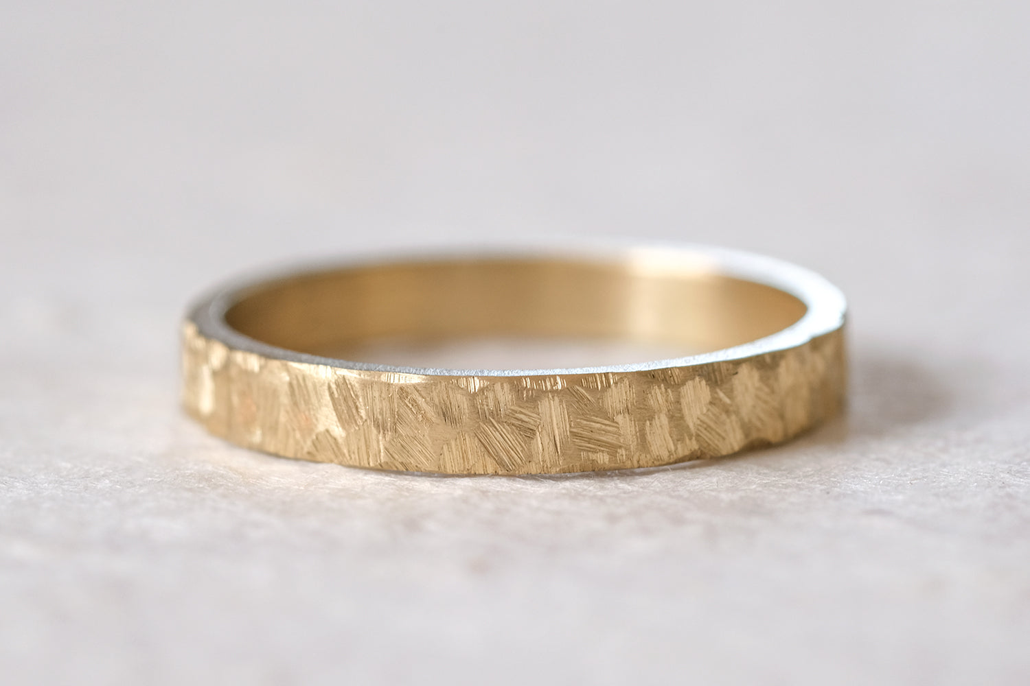 טבעת נישואין זהב צהוב מרוקעת 3 מ"מ