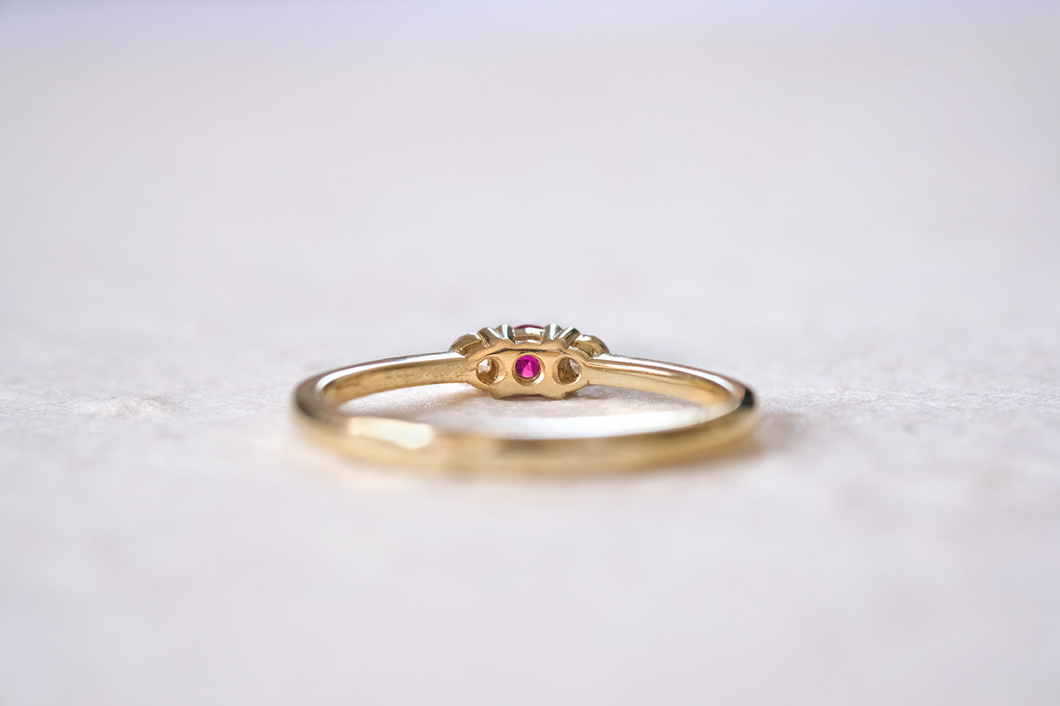 טבעת אירוסין זהב משובצת אבן רובי ושני יהלומים