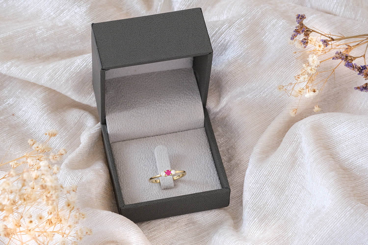 טבעת אירוסין זהב משובצת אבן רובי ושני יהלומים