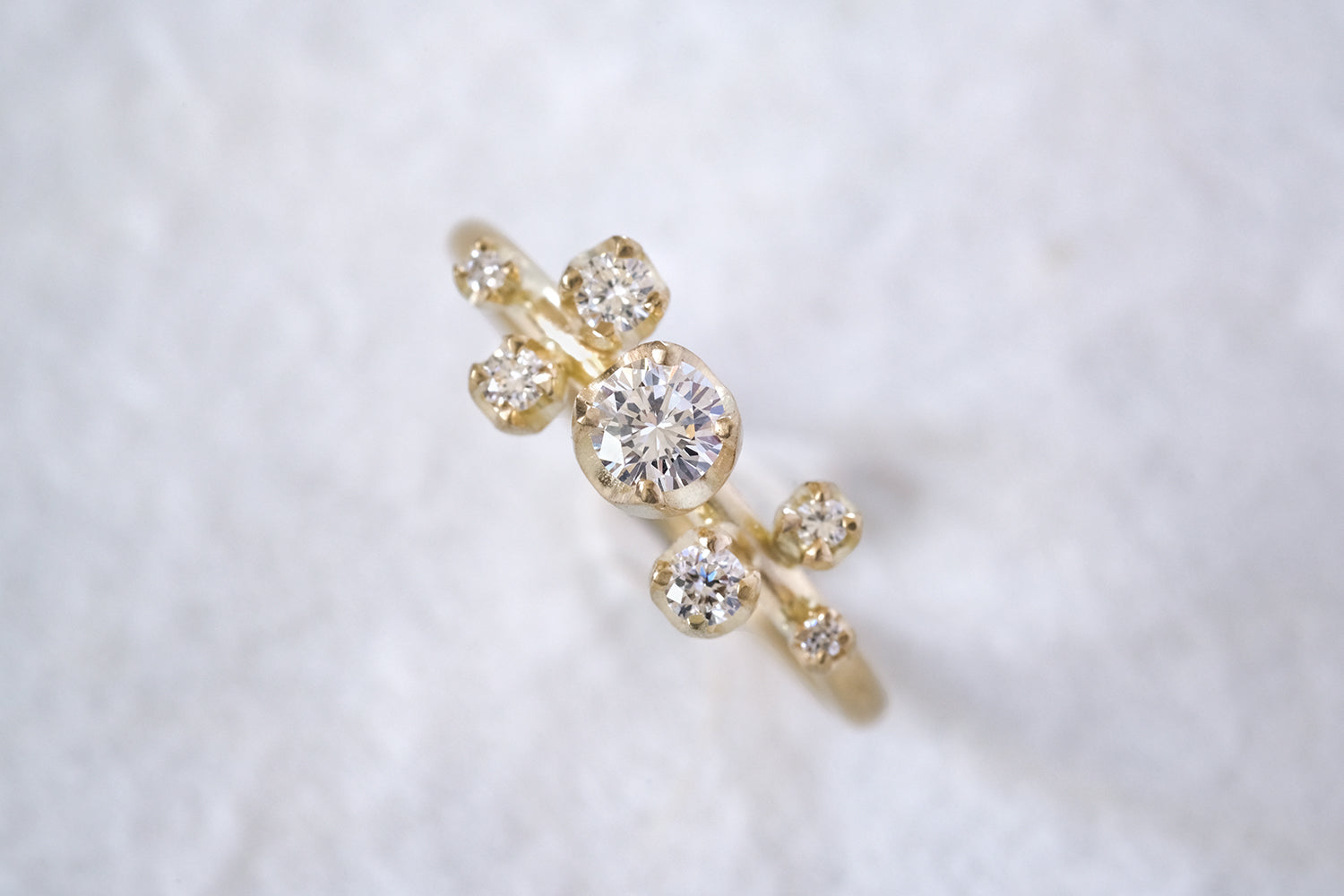 טבעת אירוסין זהב פרחונית משובצת בשבעה יהלומים