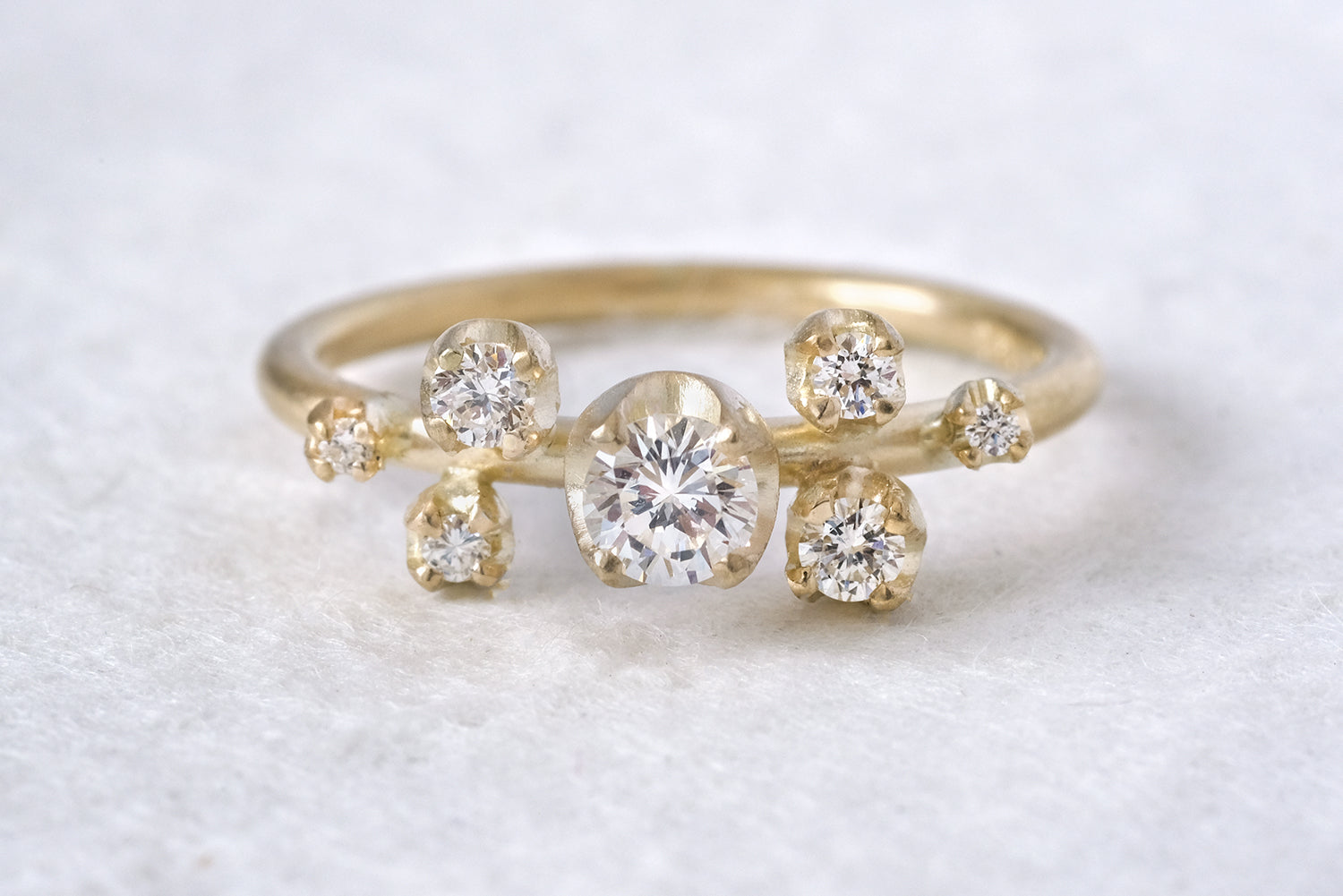 טבעת אירוסין זהב פרחונית משובצת בשבעה יהלומים
