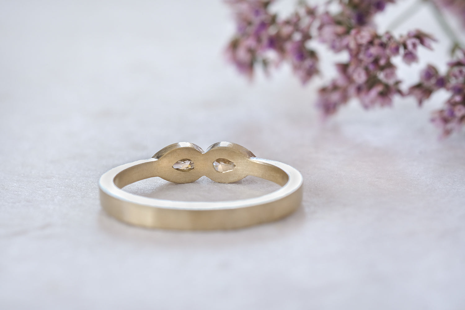 טבעת אירוסין זהב משובצת בזוג יהלומים בצורת טיפות