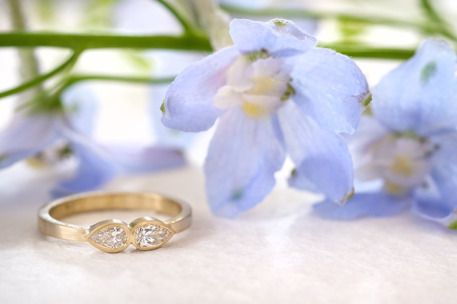 טבעת אירוסין זהב משובצת בזוג יהלומים בצורת טיפות