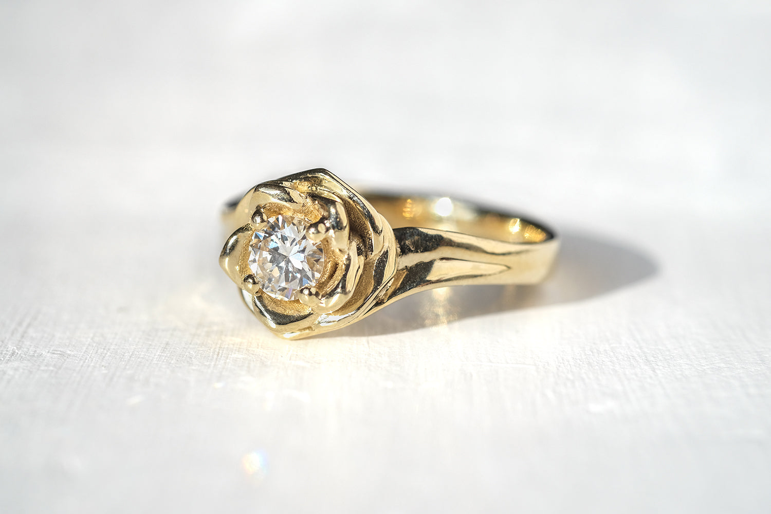 טבעת אירוסין זהב פרח משובצת יהלום