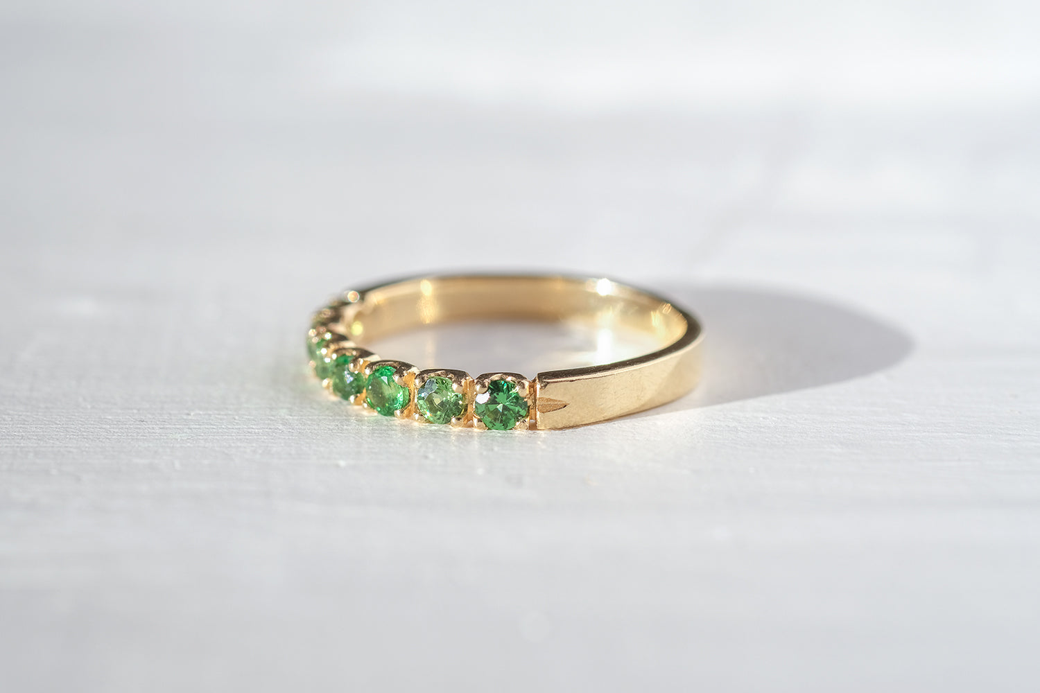 טבעת זהב חצי איטרנטי משובצת בצבורייט