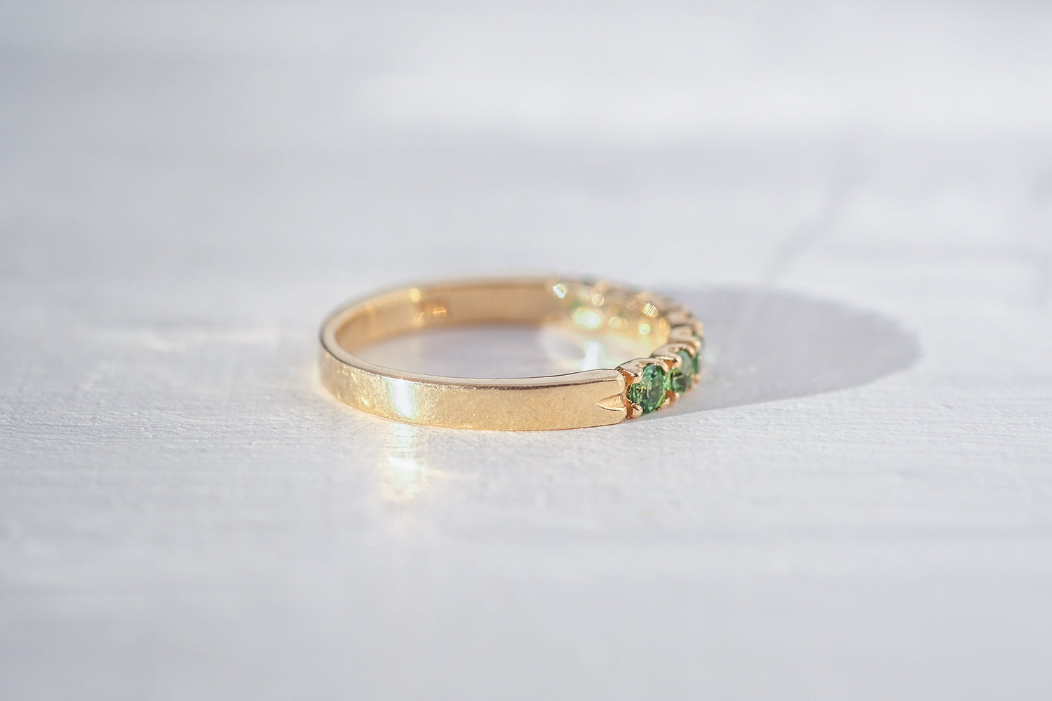 טבעת זהב חצי איטרנטי משובצת בצבורייט