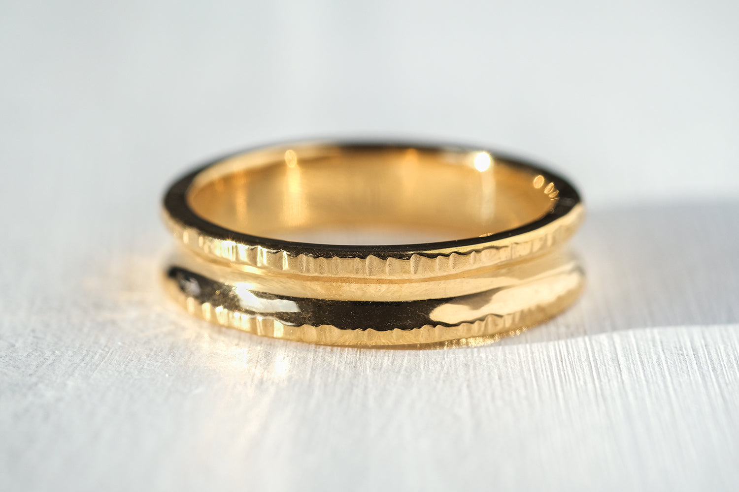 טבעת נישואין זהב עם בקע
