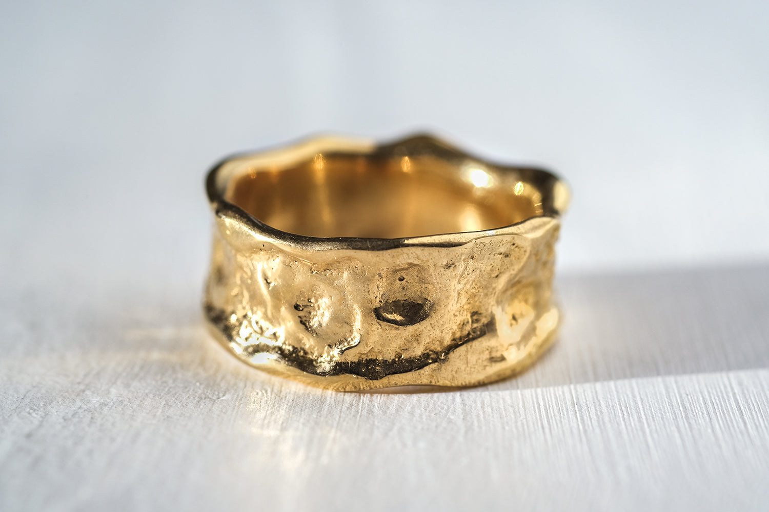 טבעת נישואין בעיצוב Moon Craters