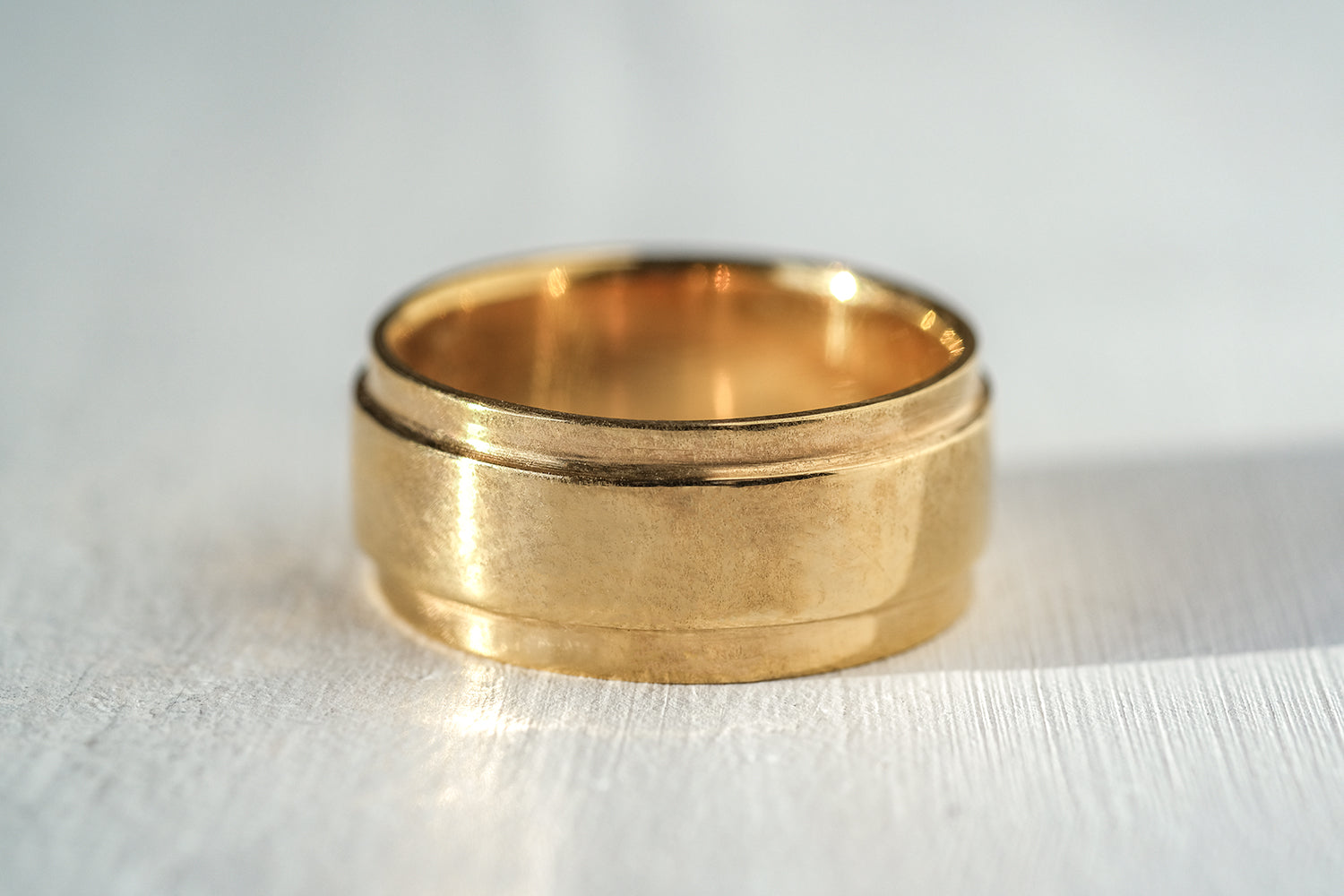טבעת נישואין בעיצוב פס מרכזי