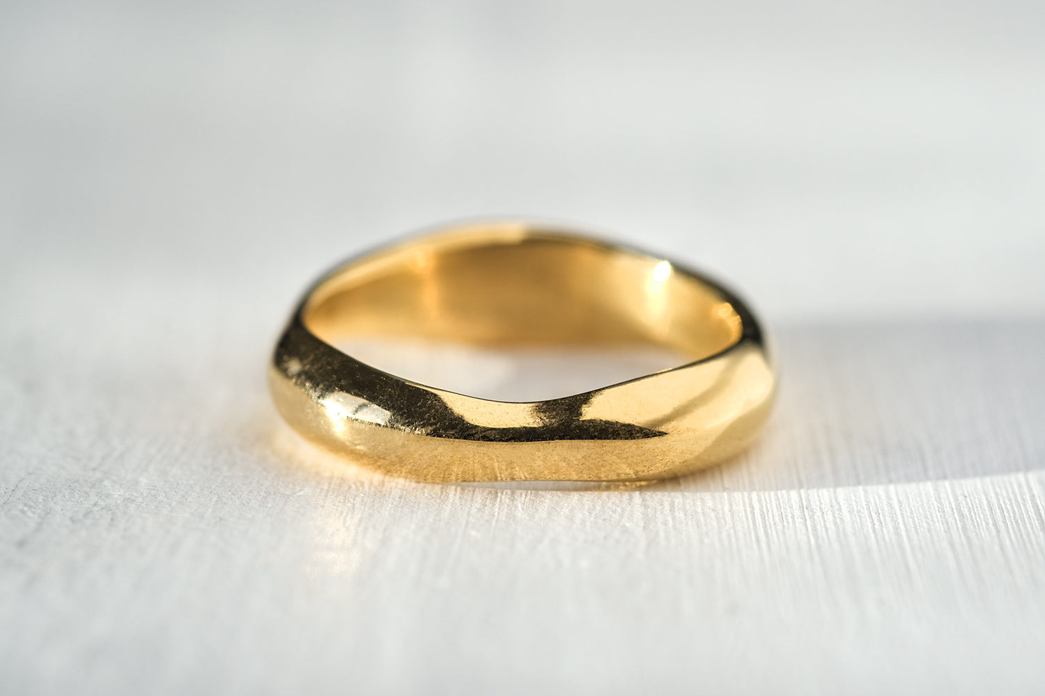 טבעת נישואין בעיצוב אורגני