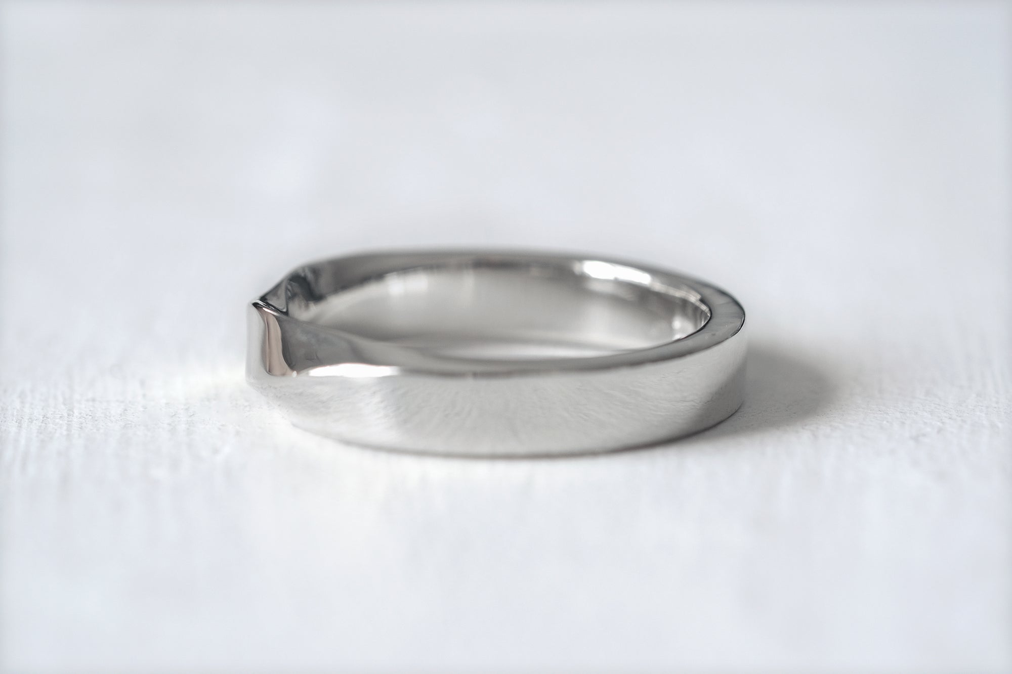 Mobius Gold Wedding Ring 4mm With A Shiny Finish