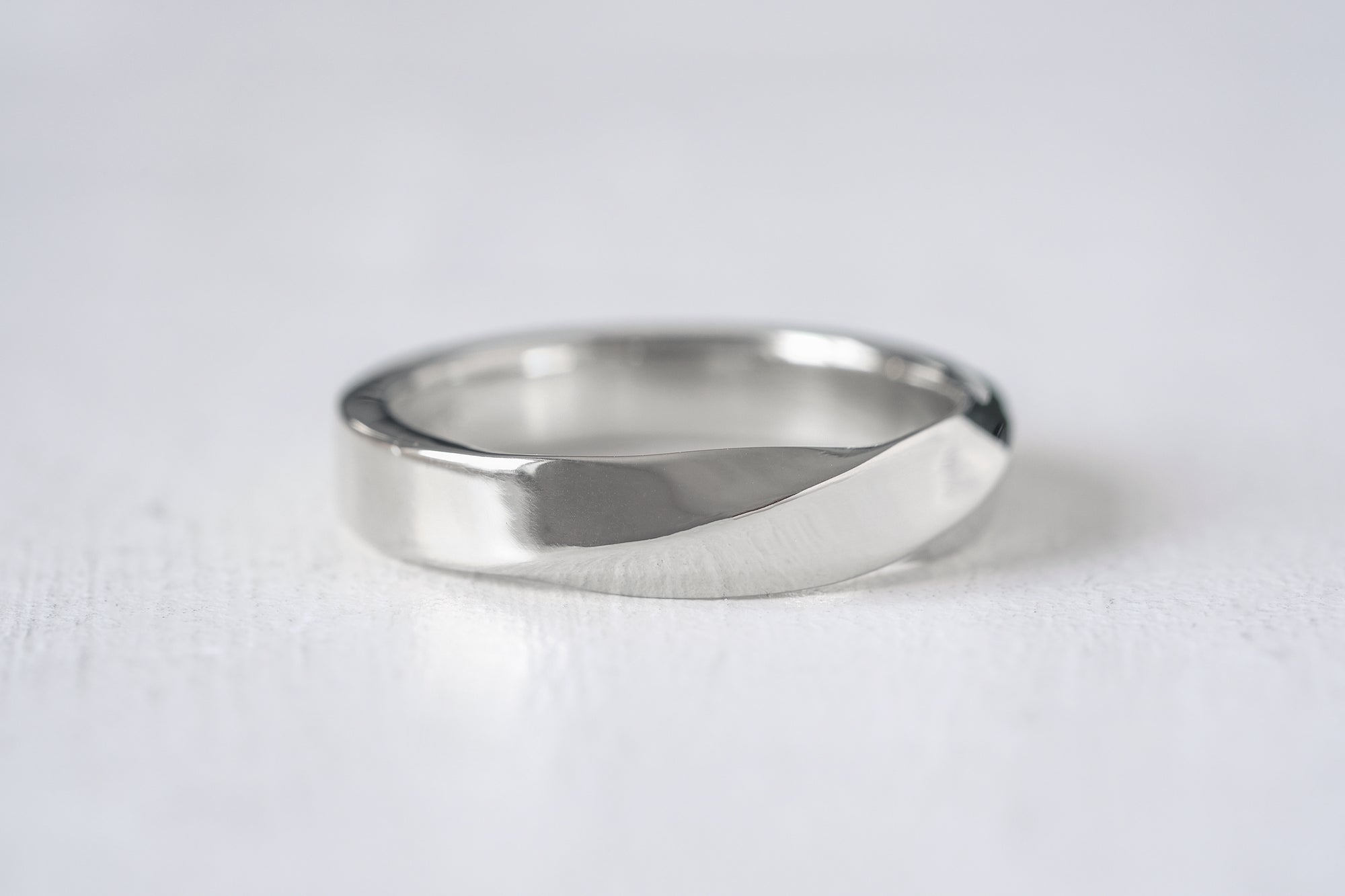 Mobius Gold Wedding Ring 4mm With A Shiny Finish